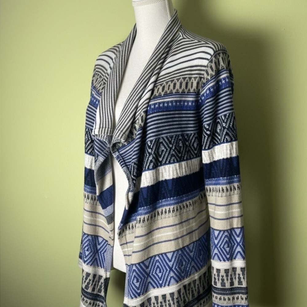 EST 1946Women's Blue and White Patterned Sweater/ cardigan /dust cover